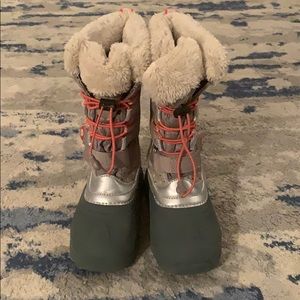 Girls size 12 waterproof snow boot